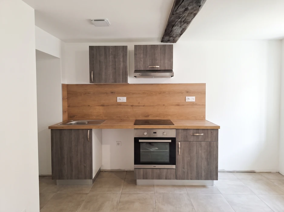 Cuisine équipée moderne, style linéaire, sobre et épurée