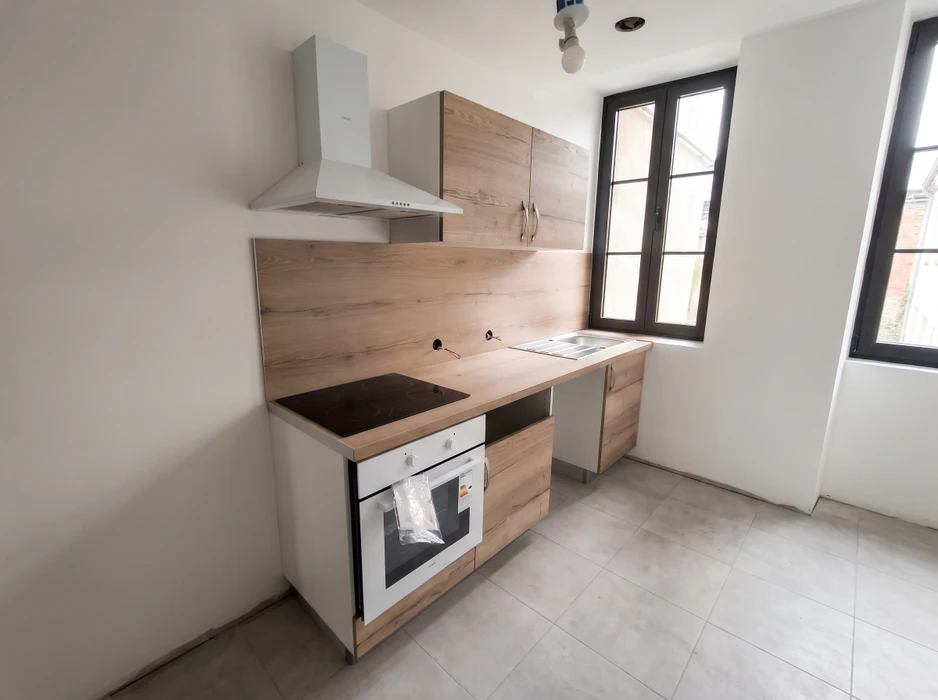 Cuisine neuve équipée, style scandinave, linéaire, sans personnage