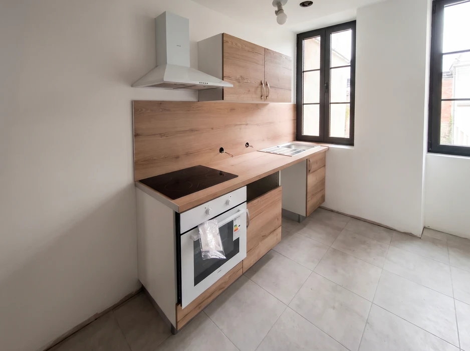 Salle de bain moderne et spacieuse, sans occupant