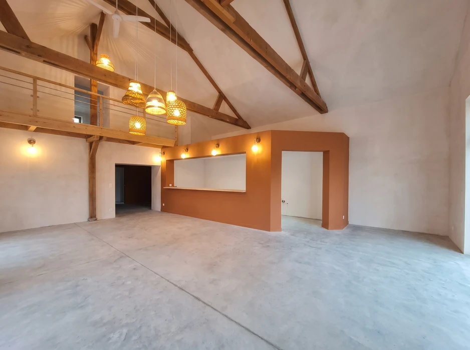 Pièce vide rénovée, murs blancs, parquet stratifié ton chêne clair en pose parallèle