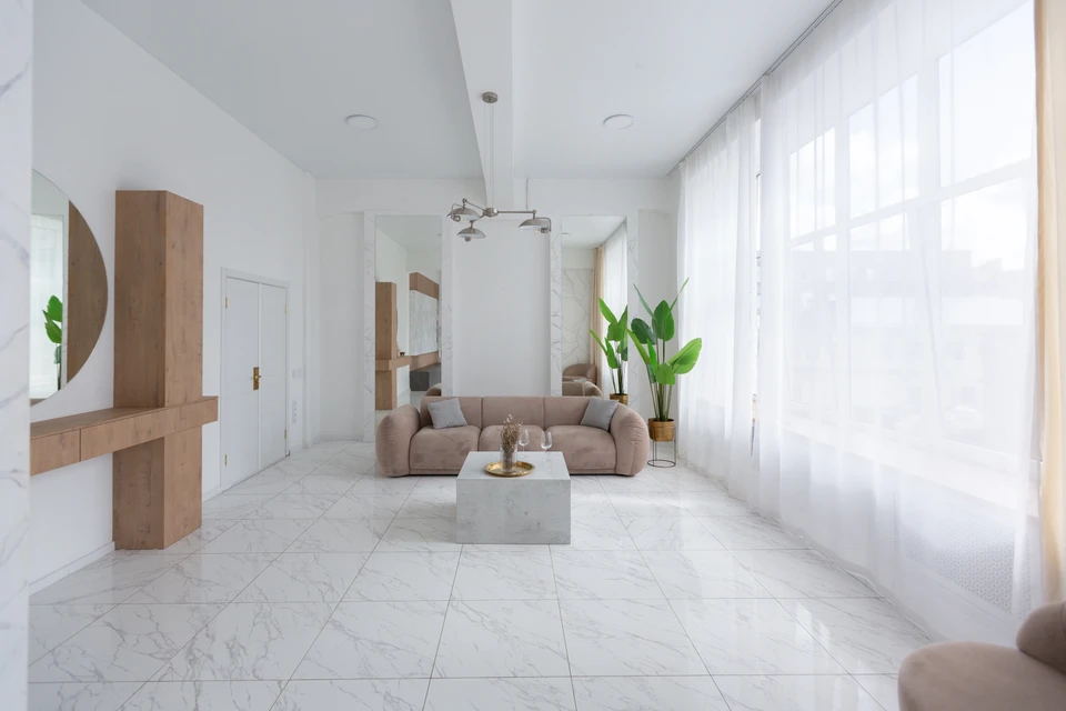 Entrée moderne d'habitation avec porte d'entrée contemporaine à panneaux vitrés et cadre anthracite