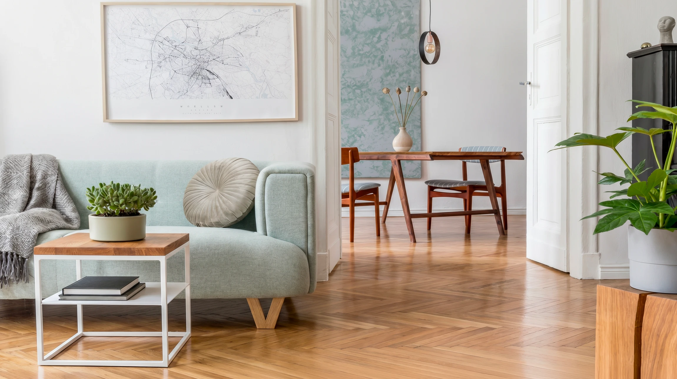 Intérieur avec plancher en bois naturel aux teintes chaleureuses, éclairage directionnel créant un dégradé lumineux de gauche à droite