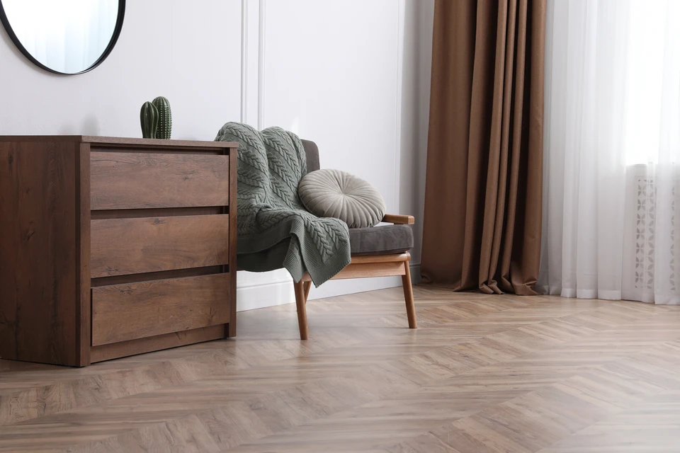 Intérieur avec échantillons de revêtements de sol disposés en éventail sur plancher bois brut