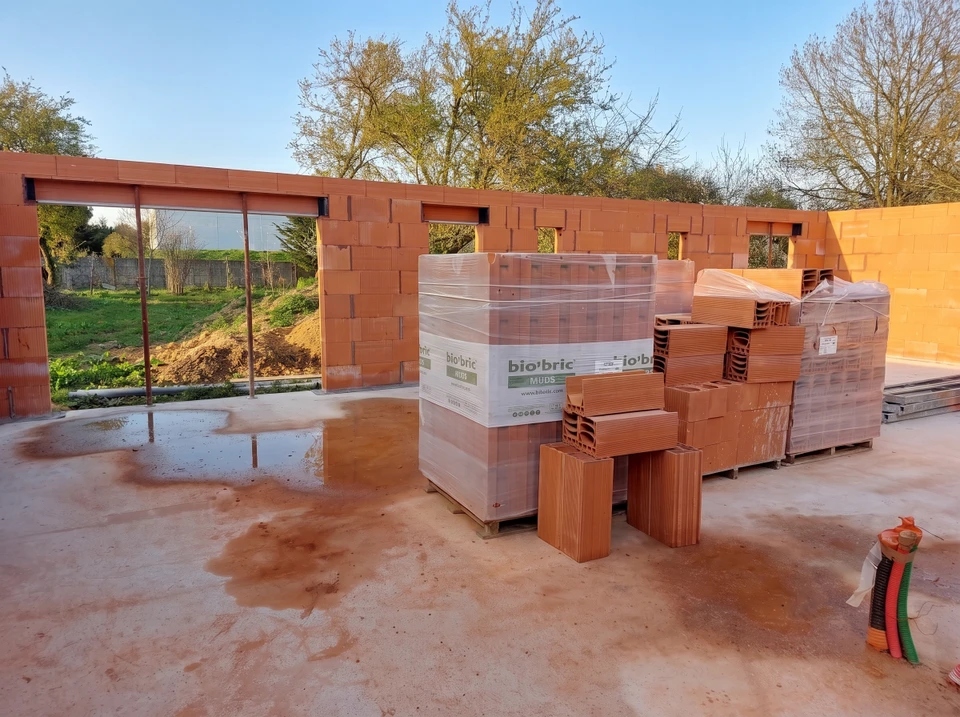 Chantier de construction en cours, extérieur, sans personnages